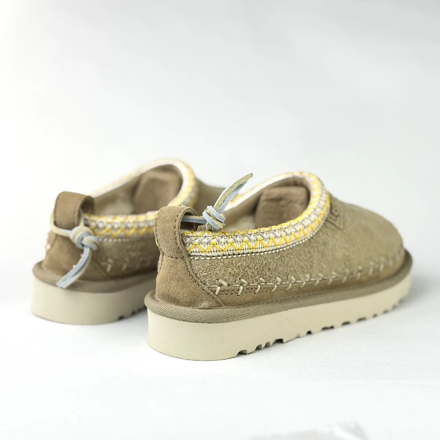 💰520 📦25 New Products for Autumn and Winter | Biarritz · UGG New Products for Autumn and Winter Classic Novelty Series (Biarritz Style) 🔥 I have been recently picked up by this Biarritz model ￼￼[草草R][草草R][草草R] 📦The entire series of Biarritz is now online ❄️There are Tasman slip-ons and ultra-short boots suitable for autumn and winter. ✔️🔘 Tasman Biarritz model Shoe size: 36-40 Color: mustard seed/light oak brown ✔️🔘Classic super short boots Biarritz model shoe size: 36-40 Color: mustard seed/light oak brown 🍁Let’s create our own uniqueness together this autumn and winter ✔️ In the collision of classics and personality 💫 Find your unique relaxed style 😎 This style is very UGG!